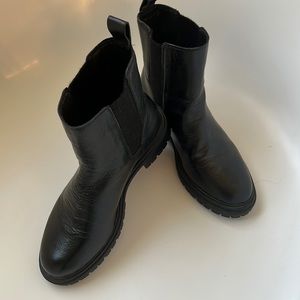 Lucky Leather Texture Chelsea Boots